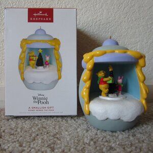 Disney Winnie the Pooh A Smallish Gift 2022 Hallmark ornament w/ light, motion